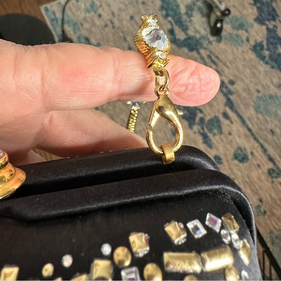 Satin and rhinestone evening bag with a removable gold chain. - Picture 12 of 12